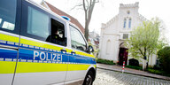 Ein Einsatzfahrzeug der Polizei steht vor der Synagoge im Stadtzentrum in Oldenburg. Unbekannte hatten am 05.04.2024 einen Brandsatz auf eine Tür der Oldenburger Synagoge geworfen.