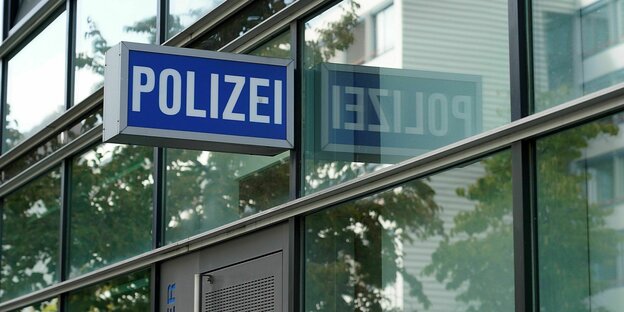 Schild am 1. Polizeirevier Frankfurt/Main