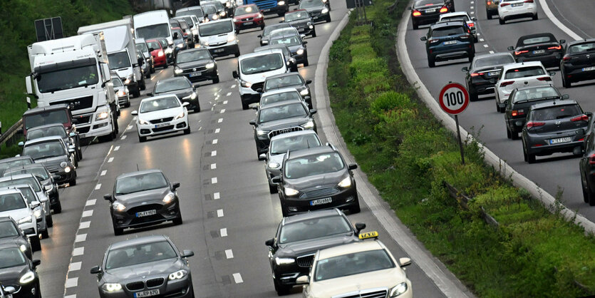 Autos fahren im Berufsverkehr am Morgen über die Autobahn