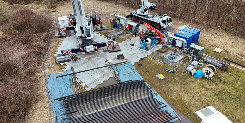 Auf einer Baustelle in München werden Rohrleitungen gelegt.