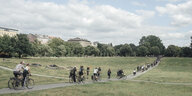 Fahrradfahrende Menschen im Görlitzer Park