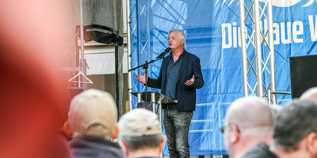 Compact-Chefredakteur Jürgen Elsässer auf einer Bühne