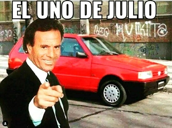 Julio Iglesias im Vordergrund, im Hintergrund ein roter Fiat Uno. Darüber der Text "el uno de julio".