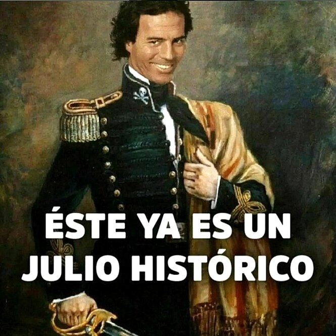 Julio Iglesias lächelnd in einer adligen Uniform aus dem 18. Jahrhundert, in seiner linken Hand ein Degen. Das Meme hat die Optik eines alten Gemäldes. Unten der Text "éste ya es un Julio histórico"/ Dies ist bereits ein historischer Juli.