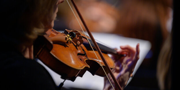 Eine Geigenspielerin während des Frühjahrs-Konzerts der Rhein-Ruhr Philharmonie am Samstag, den 27. April 2024