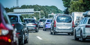 Sehr viele Autos fahren auf einer Autobahn.