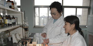 Die chinesische Professorin Tu Youyou mit einer Kollegin im Labor.