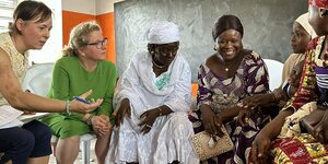 Svenja Schulze spricht mit Frauen in Benin