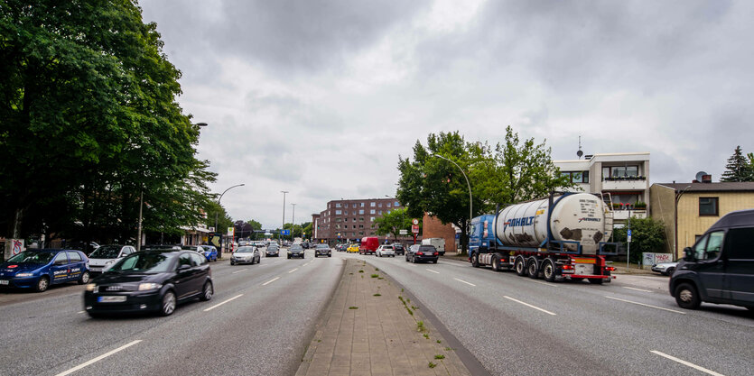 Vierspurige Straße in einem Wohngebiet