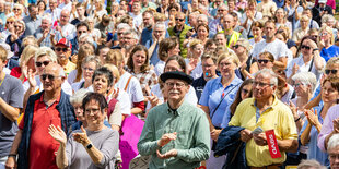 Knapp 2.000 Menschen stehen auf dem Kirchplatz in Ostercappeln, um gegen die Schließung des Krankenhauses St. Raphael zu demonstrieren