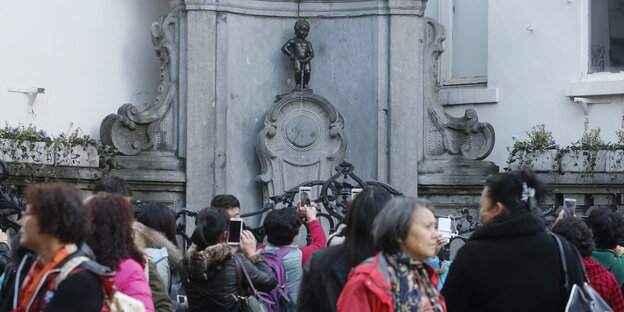 Das Menneken Pis in Brüssel mit Toruisten