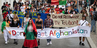Protestumzug in Berlin, die Teilnehmenden fordern auf einem Transparent "Don´t forget Afghanistan