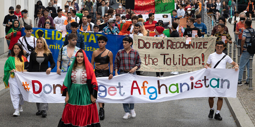 Protestumzug in Berlin, die Teilnehmenden fordern auf einem Transparent "Don´t forget Afghanistan