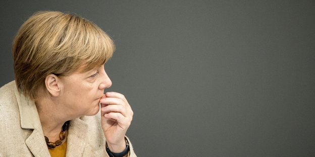 Angela Merkel mit Hand vor dem Mund