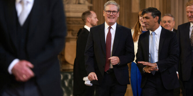 Keir Starmer und Rishi Sunak sprechen miteinander im Westminster Palace in London