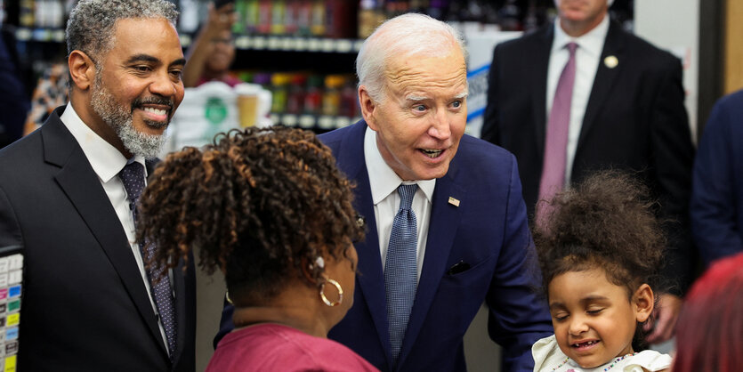 Präsident Biden unterhält sich mit einem Kind