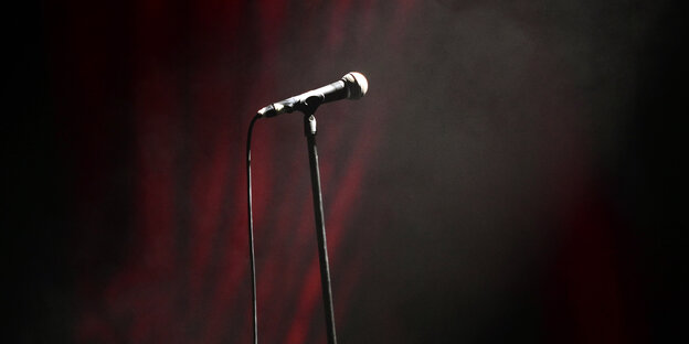 Mikrofon auf einer leeren Bühne.
