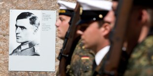 Soldaten vor Stauffenberg-Foto beim Festakt im Berliner Bendlerblock