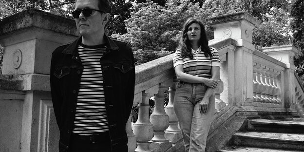 Das Duo The Gentle Spring auf einer klassizistischen Treppe in einem Park in Bristol