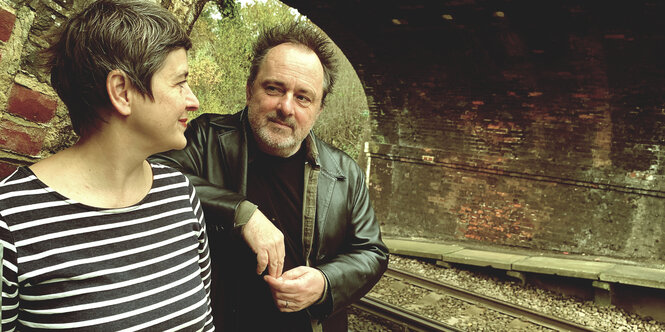 ​ Amelia Fletcher und Rob Pursey an einem Eisenbahntunnel in Kent