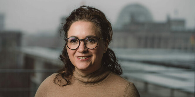 Die Bremer Bundestagsabgeordnete und Staatsministerin Sarah Ryglewski, im Hintergrund klein der Bundestag;