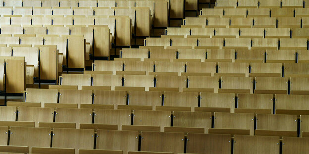 Die leeren Sitzbänke eines Hörsaals