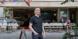 Der Inaber Karsten Schorck steht vor dem Café Berio