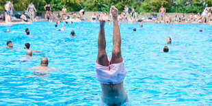 Eintauchen im Sommerbad Kreuzberg, bei Fans besser bekannt als Prinzenbad