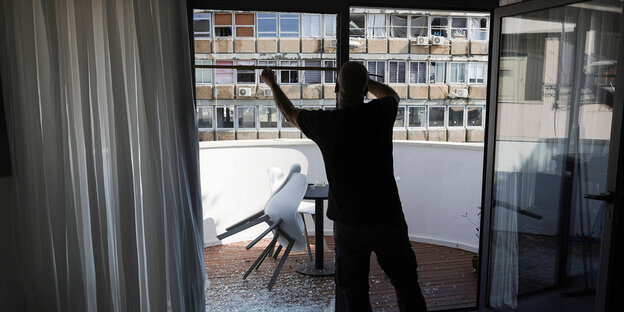 Ein zerspittertes Fenster in Tel Aviv
