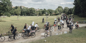 Fahrradfahrer und Fahrradfahrerinnen im Görlitzer Park