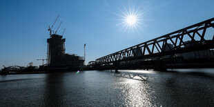 Elbtower hinter der Elbe, Sonne im Hintergrund