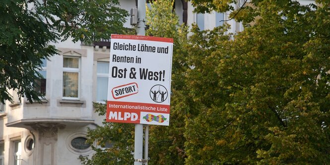 Auf einem Wahlplakt der MLPD werden gleiche Löhne in Ost und West gefordert