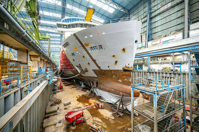 Ein Schiff steht in einer Halle der Meyer-Werft