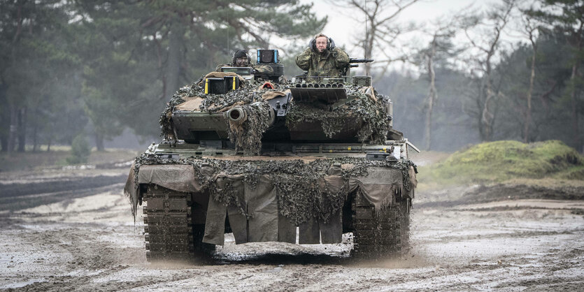 Pistorius in einem Panzer