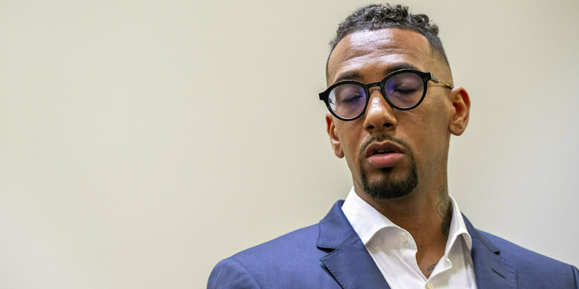 Jerome Boateng mit geschlossenen Augen