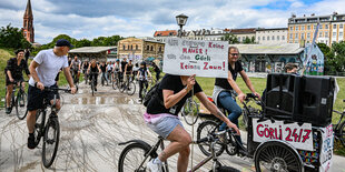 Das Bild zeigt eine Fahrraddemo im Görlitzer Park