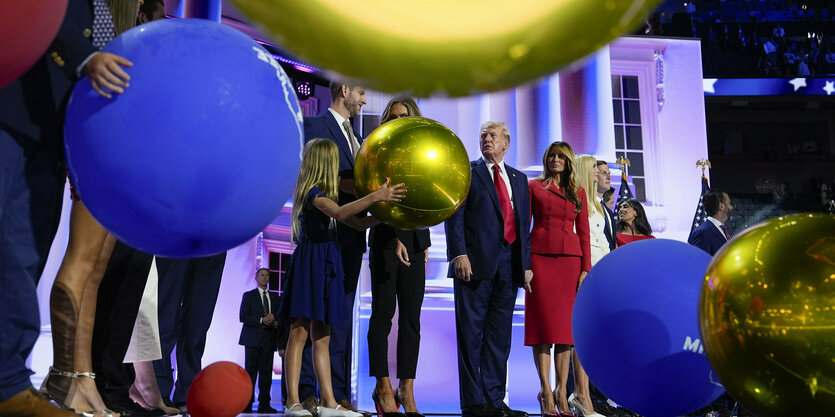 Der republikanische Präsidentschaftskandidat und ehemalige Präsident Donald Trump (M) steht mit Melania Trump und anderen Mitgliedern seiner Familie auf der Bühne während der Republican National Convention in Milwaukee