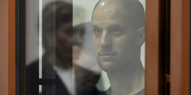 Der Wall-Street-Journal-Reporter Evan Geshkovich in einem Glaskäfig, aus dem heraus er sein Urteil anhören musste