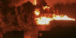 Feuer im Hafen in der Nacht