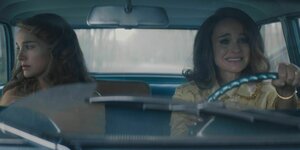 Zwei Frauen sitzen im Auto