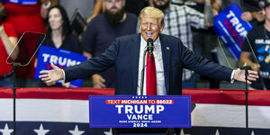 er republikanische Präsidentschaftskandidat und ehemalige US-Präsident Donald Trump spricht bei einer Wahlkampfveranstaltung in der Van Andel Arena.