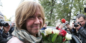 Swetlana Alexijewitsch mit Blumenstrauß