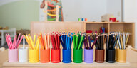Stifte in verschiedenen Farben stehen in der christlich-muslimischen Kindergartens "Abrahams Kinder" auf einem Tisch. Die nach Angaben der Initiatoren bundesweit erste Zwei-Religionen-Kita in Gifhorn stockt ihre Plätze auf.