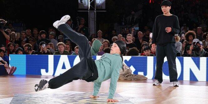 Wirbelnde Beine: Dominika Banevic (l.) aus Litauen und B-Girl Ayumi Ayumi Fukushima aus Japan.