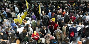 Menschenmenge am Flughafen Baltimore