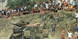 Ein britischer Panzer der Nato-Truppen auf seinem Weg in den Kosovo 1999. Kinder jubeln ihm zu.