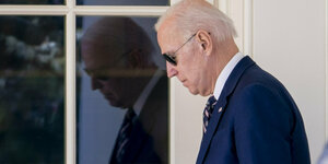 Joe Biden im Profil, mit Sonnenbrille, er verlässt das Oval Office