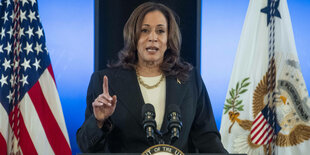 Kamala Harris spricht auf einer Pressekonferenz im Weissen Haus