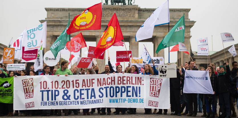 Demonstranten vor dem Brandenburger Tor