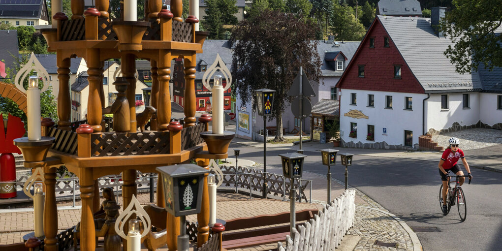 Eine Straße mit Häusern und einem Fahrradfahrer